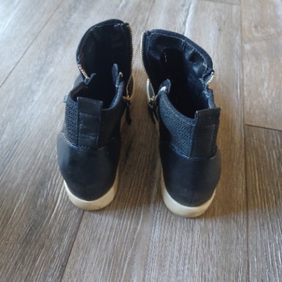 Steve Madden Black Zip Up Platform Sneakers Size 9
#N030 - Picture 2 of 6